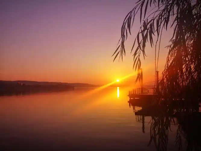 夕阳下的南湖,一片桔黄,宁静优雅!