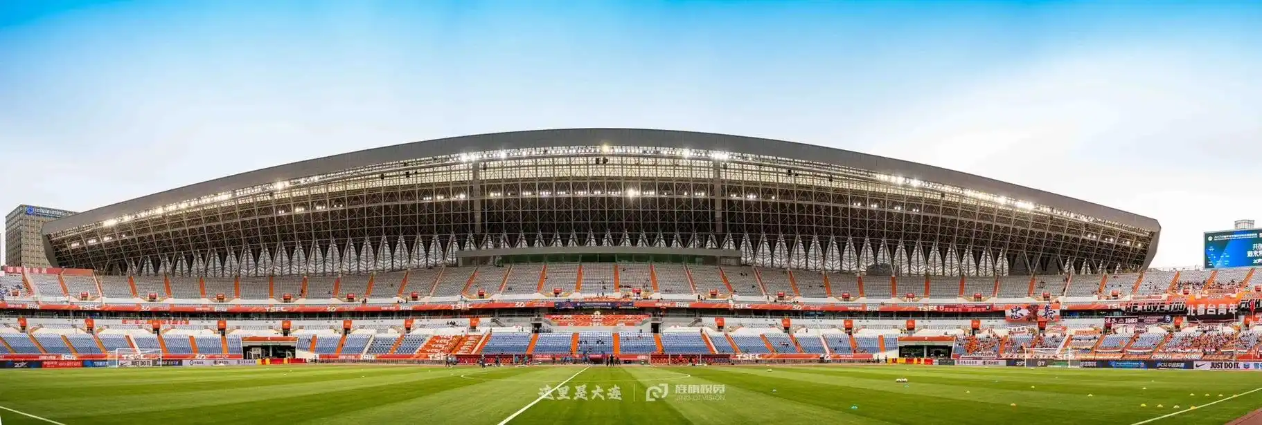 山东鲁能泰山队主场球迷图片.