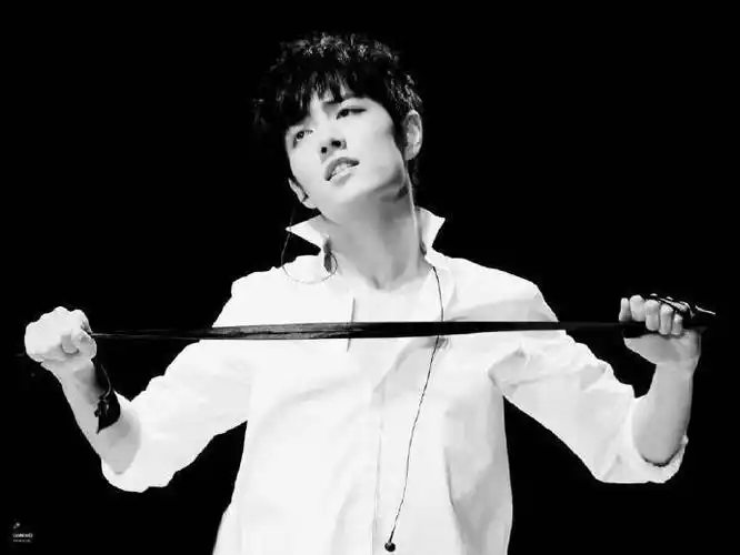 哥哥的锁骨!快让我舔舔!哇呜,战战好欲!这套衣服我喜欢!