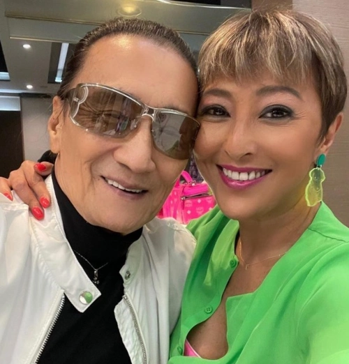 84岁谢贤罕见现身为狄波拉老公庆生身形消瘦帅气有型