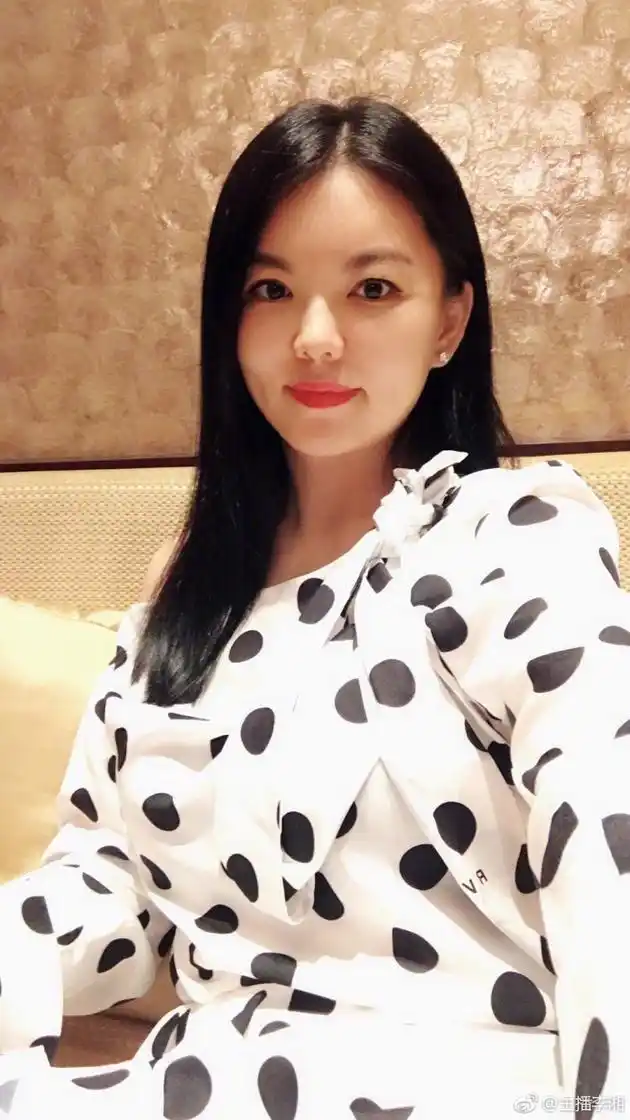 李湘晒自拍气色红润 被好友赞美