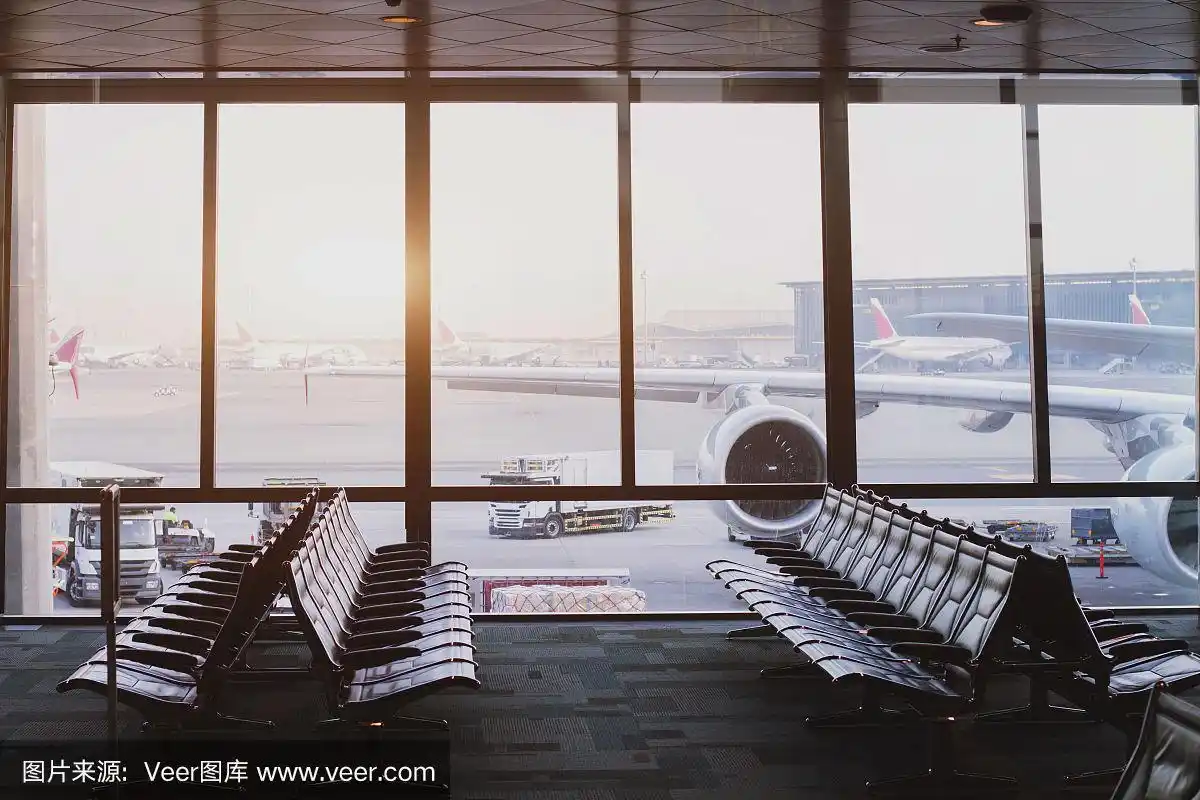 现代化的机场航站楼有大窗户