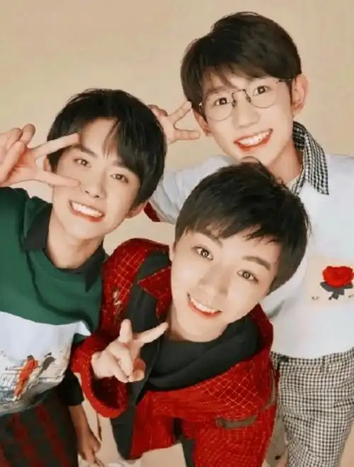 三小只七周年演唱会官宣,合照王俊凯袜子亮了,原谅我不厚道笑了_网友