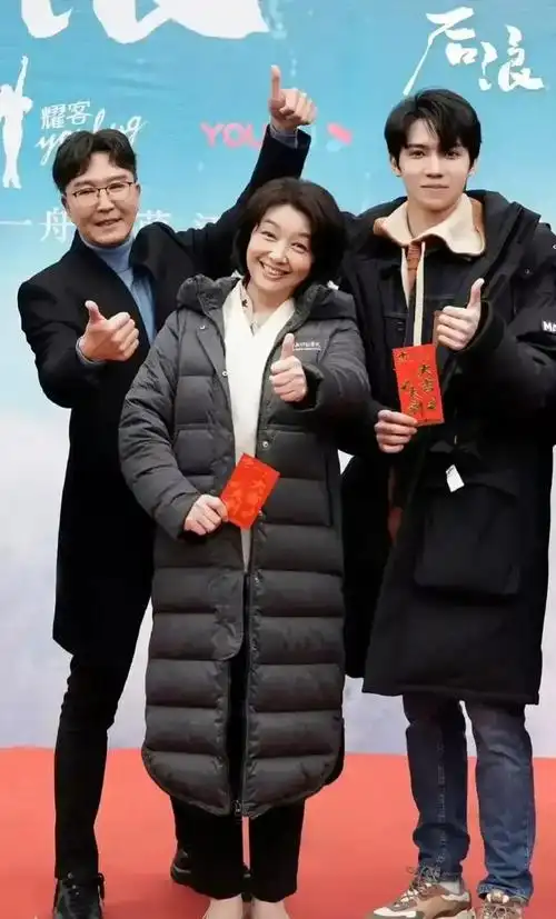 江珊再婚后甜如初恋!依偎在田小洁肩上好腻歪,连女儿都看不下去