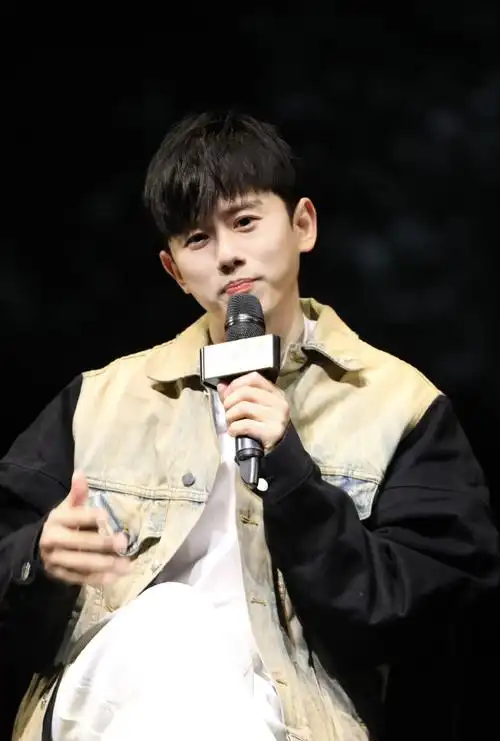 超话#张杰出演话剧曾经如是#几岁了还各种小表情这么可爱呀90@张杰