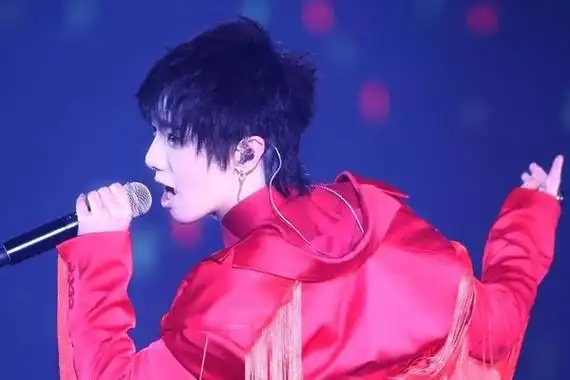 自称来自火星的华晨宇在2014年举