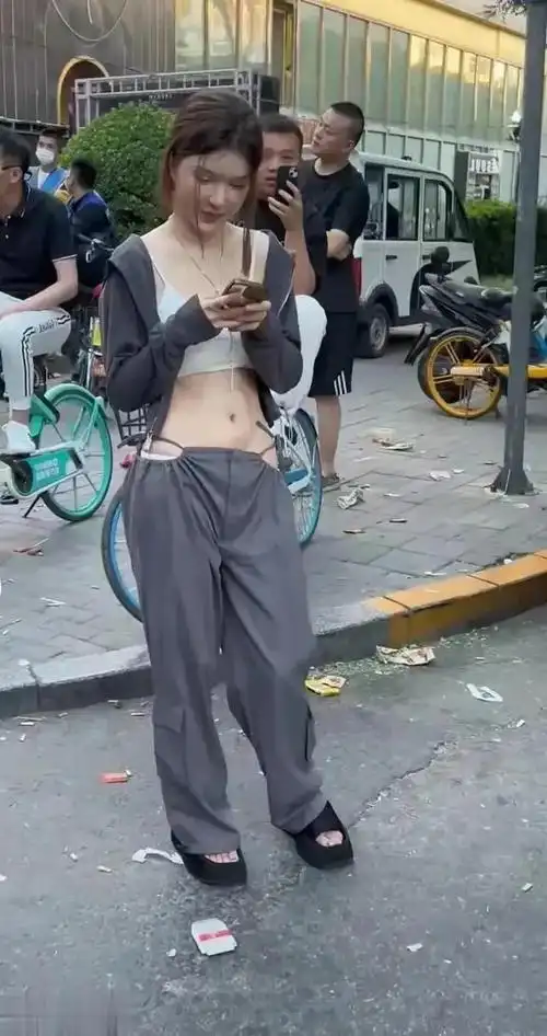 毁三观重庆一女子穿独特裤子逛街网友两根绳子也叫裤子