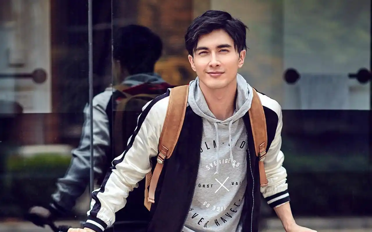 高伟光休闲帅气时尚街拍桌面壁纸