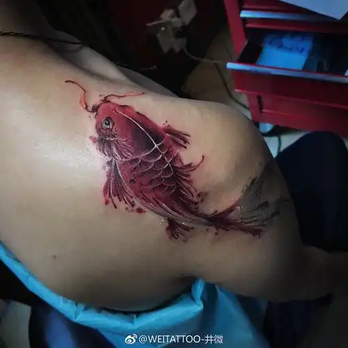 后背肩胛红色鲤鱼纹身图案