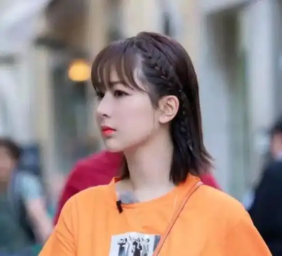 杨紫穿搭时尚靓丽,精致编发被耳环抢镜,网友说杨紫穿搭真好看|163
