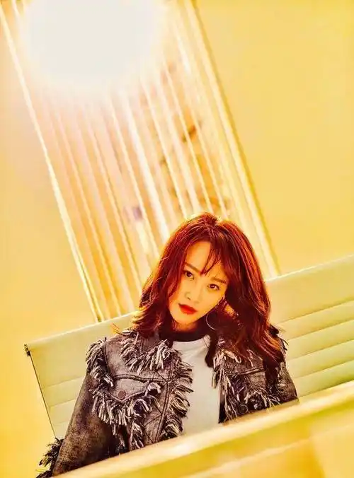 蓝盈莹分手后每天泡进健身房排压,练出气质更迷人的好身材_运动_双手_