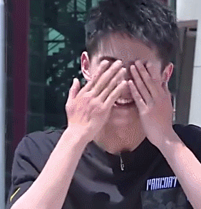 刘昊然帅气害羞gif动图_动态图_表情包下载_soogif