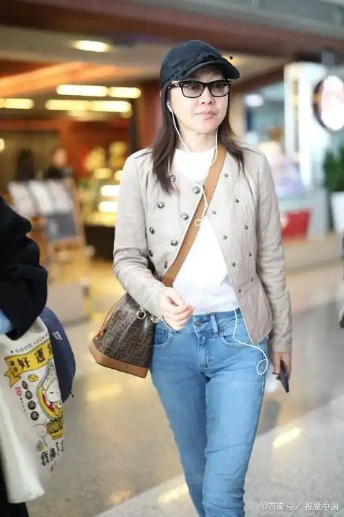 佟湘玉又瘦了?48岁闫妮素颜现身,微笑亲和穿春装,美腿最抢镜