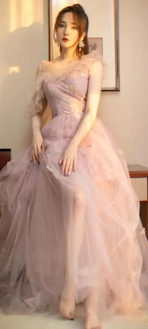 壁纸身材一流优雅迷人靳梦佳