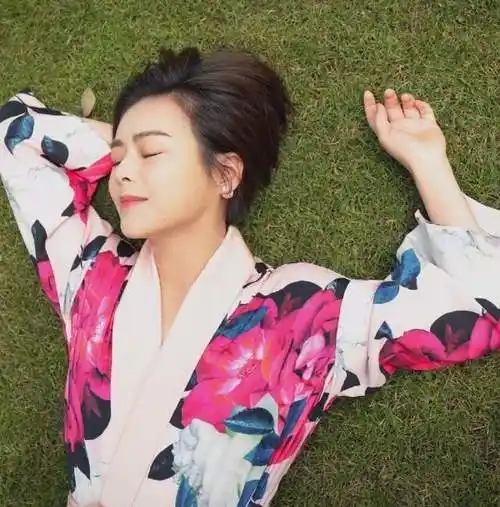 沪美女主持陈辰惊艳亮相深v红裙凸显惹火身材大气主持被夸典范