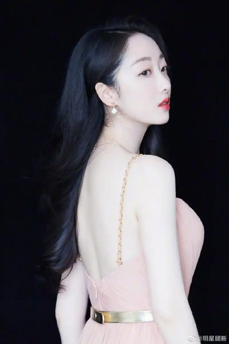 蒋梦婕梦幻写真红唇迷人