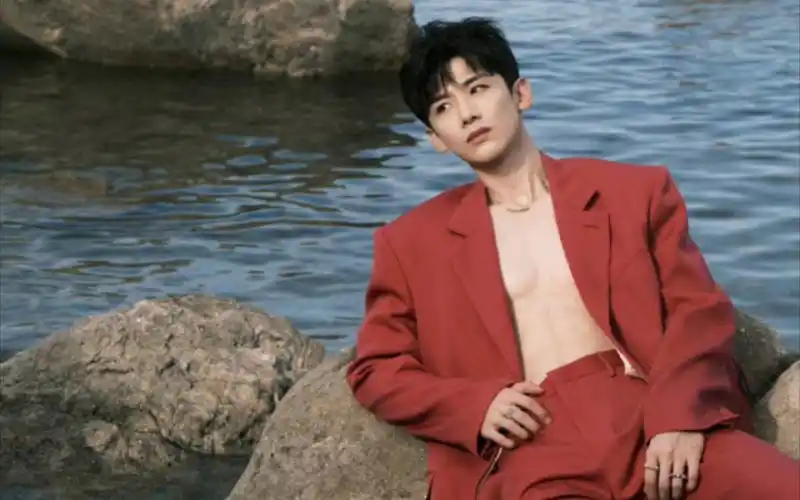 白敬亭,小白是这么做到穿衣显瘦,脱衣大肌肉