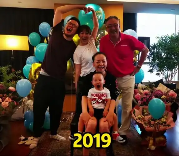 巴图夫妇庆相恋十周年,绝美婚纱照首曝光,宋丹丹怀抱俩孙笑开怀_腾讯