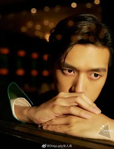 李现ing 身着hermes 2020春夏系列卡其色浸胶羔羊皮大衣出席某盛典