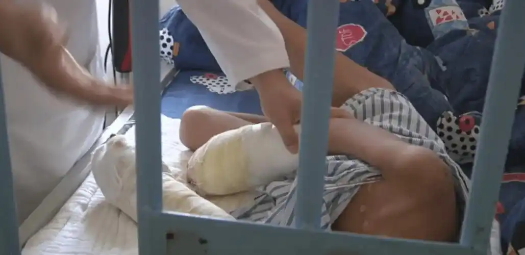 广东7岁男孩被父虐待将截肢,法律拿家长没办法吗?_父母