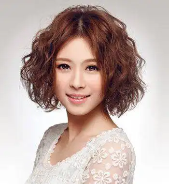 2015冬季潮流烟花烫发型 窄额头长脸烟花卷短发发型图片