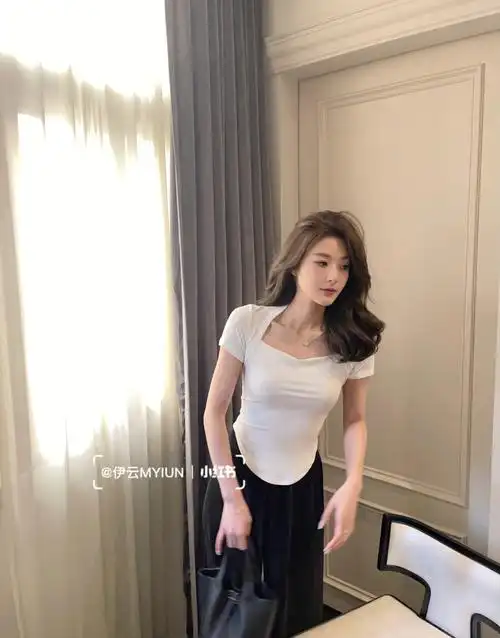 胸线的拿捏 性感且不失温柔 圆弧的下摆做了延伸处理 上身细腰get