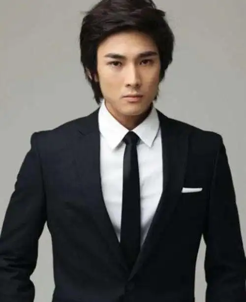 崔宇革可以说是一位名副其实的童星,他从小就开始学习弹钢琴,能够演奏