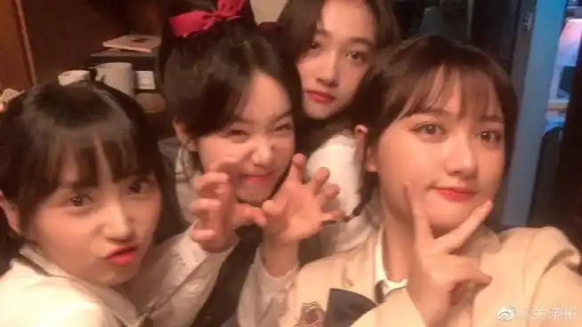 关晓彤晒九宫格闺蜜合影