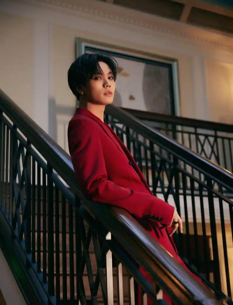 林彦俊以一身枫叶红西装将亮相今日的cosmo盛典,深v小构思非常亮眼,将