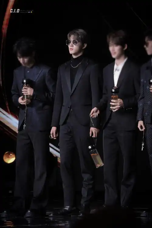 挑尽春风,去看四海潮生◎@时代少年团-刘耀文◎#刘耀文黑西服#◎#与刘