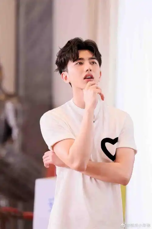 蔡徐坤和狗狗出场好酷