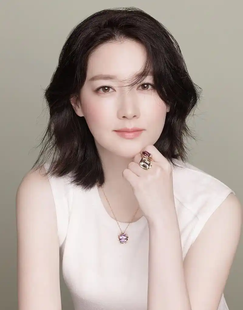 47岁的氧气美女李英爱近照