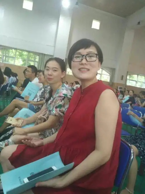 这个挺着大肚子的美女老师还有一个月就预产期了,依然坚持来培训,认真