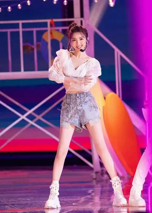 毛晓彤舞台甜度超标简直元气少女甜妹