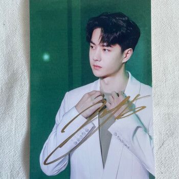 靓趣王一博签名照片 王一博这就是街舞签名宣传照片王一博应 军绿色