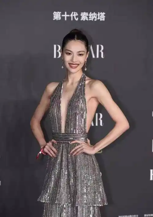 原创26岁钟楚曦穿衣太胆大深v开叉到肚脐太撩人网友美得太过分