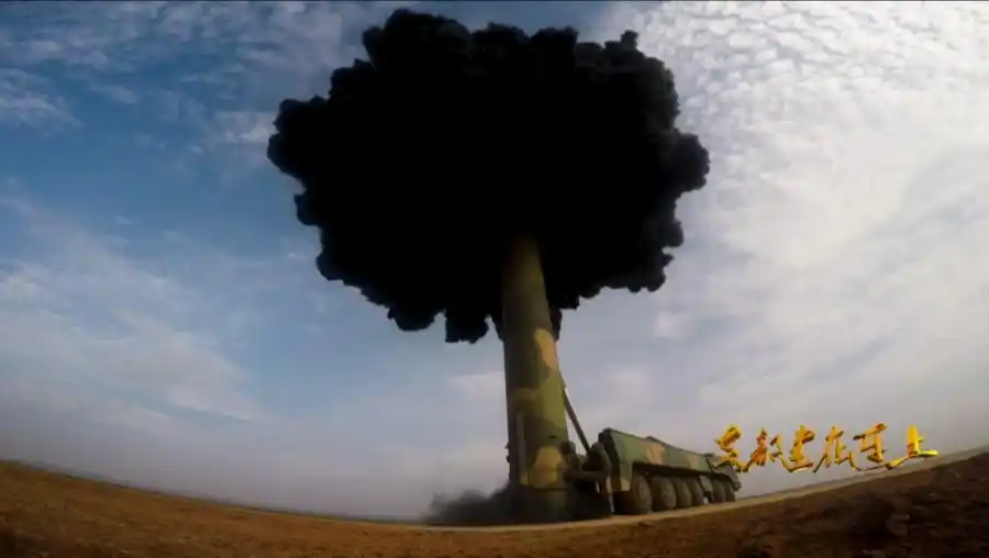 东风26导弹发射瞬间罕见曝光,网友:太燃了!