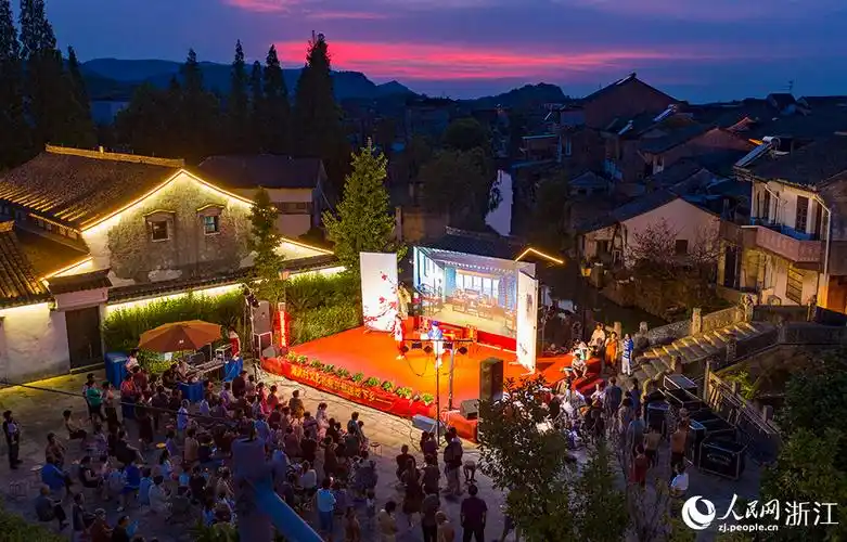 观海卫镇在鸣鹤古镇杜湖畔搭建露天舞台,让当地村民们享受了一场"文化