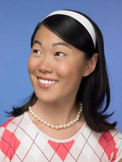 戴珍珠项链的美女图片[高清图片,jpg格式]