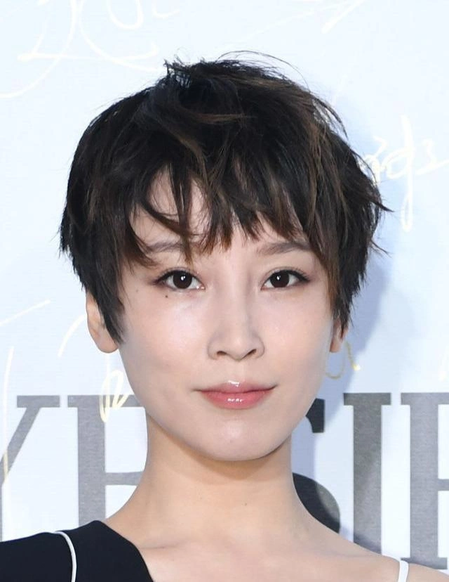 谁说短发没女人味?谢楠穿黑白拼接连衣裙知性利落,短发更显率性