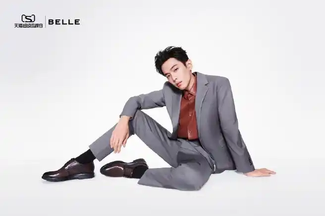 百丽品牌代言人张若昀#灰色西装搭配棕色的精英皮鞋,绅士风度十足!