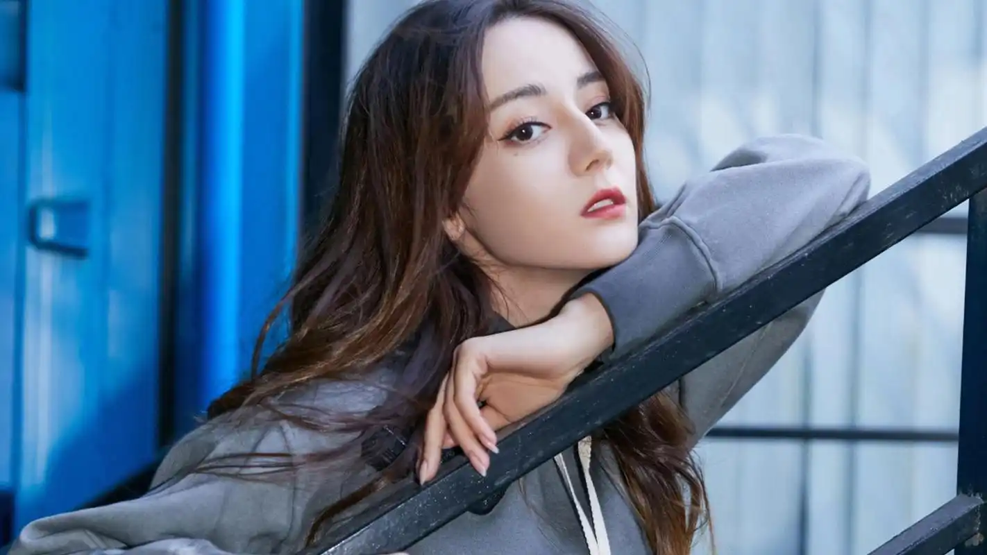 迪丽热巴街头时尚写真