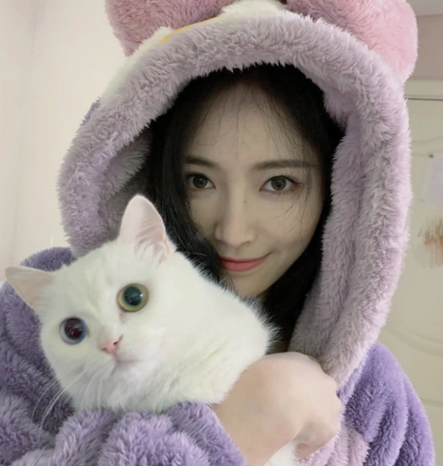 许佳琪抱着猫咪拍照看到效果才明白原来颜值高的人穿睡衣也好看