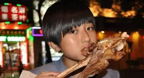 蔡徐坤小时候照片,斜刘海肤色黝黑认不出,跟现在完全没法比