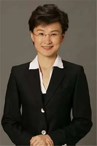 历史系,同年进入中央电视台新闻评论部,《焦点访谈》国际问题组任编辑