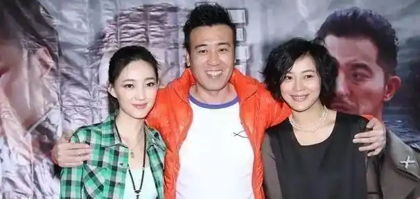 经过狗仔的长时间蹲守,在2015年,再度被拍到王丽坤与于和伟共处一室