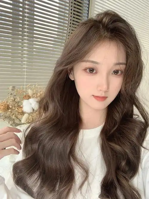 茶棕色|||#显白的发色  今天给大家推荐这款超级显白超级减龄的发色