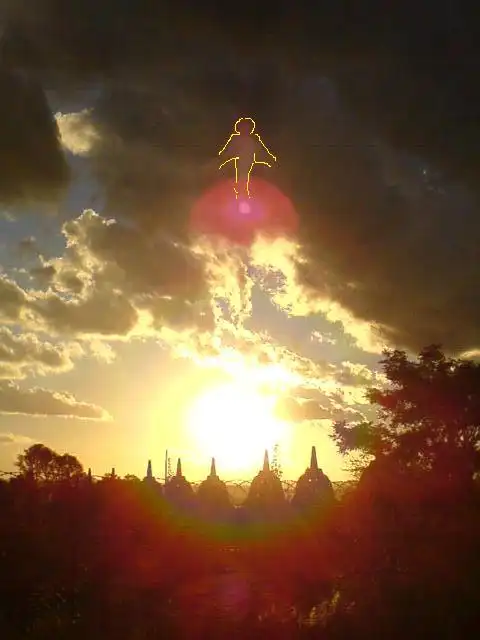 南华禅林天空奇观.佛光四射.天现莲花.莲台上站一位佛菩萨!