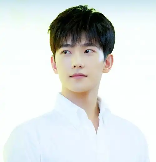 【高清近照】无印壁纸 杨洋 这好看的模样 白皙的肤色 血槽快空了.