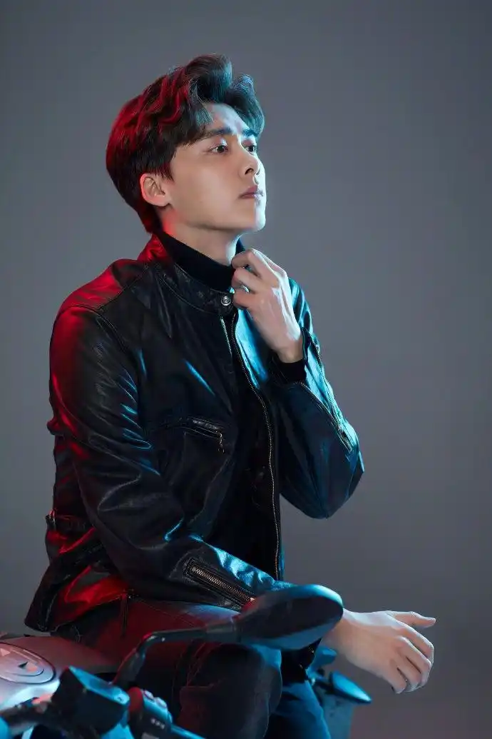 李易峰新写真风格自由切换 展成熟干练潮酷有型双重魅力